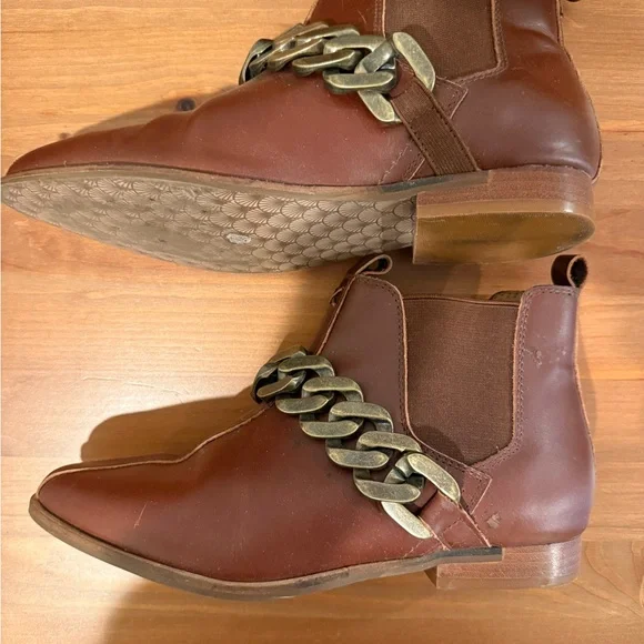 Kelsie Dagger Brown Leather Chain Loafers - Picture 2 of 4